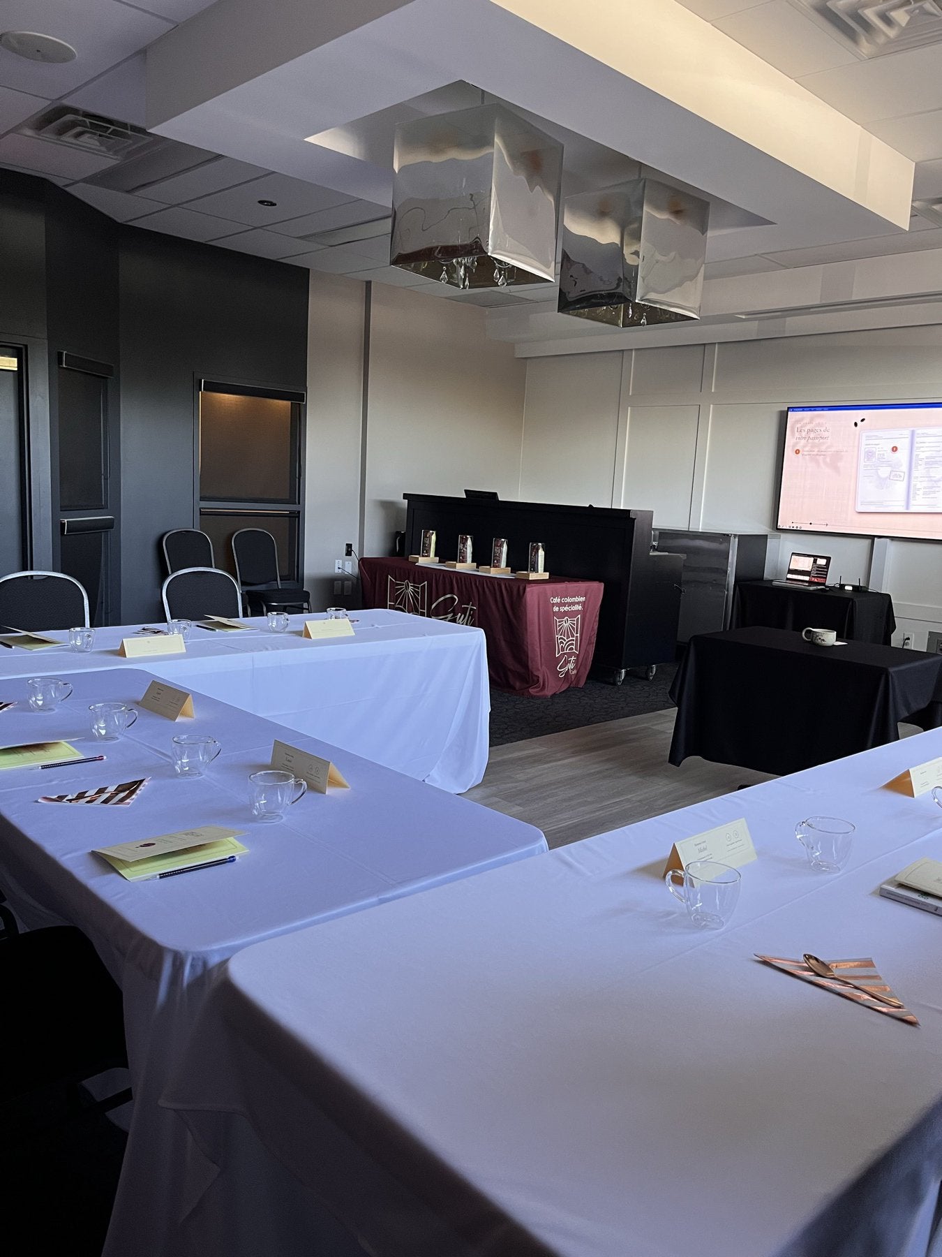 Mise en place de la salle et des quatre microlots GutiCafé au Château Joliette